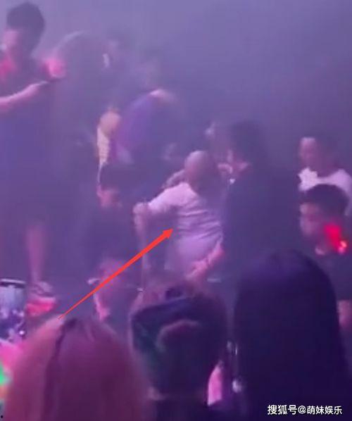 酒吧吃瓜事件网红叫什么,揭秘网红“瓜王”背后的故事