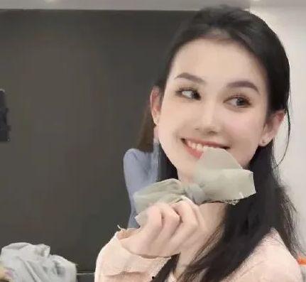 吃瓜新晋女网红在线观看,女网红直播吃瓜，人气飙升引关注